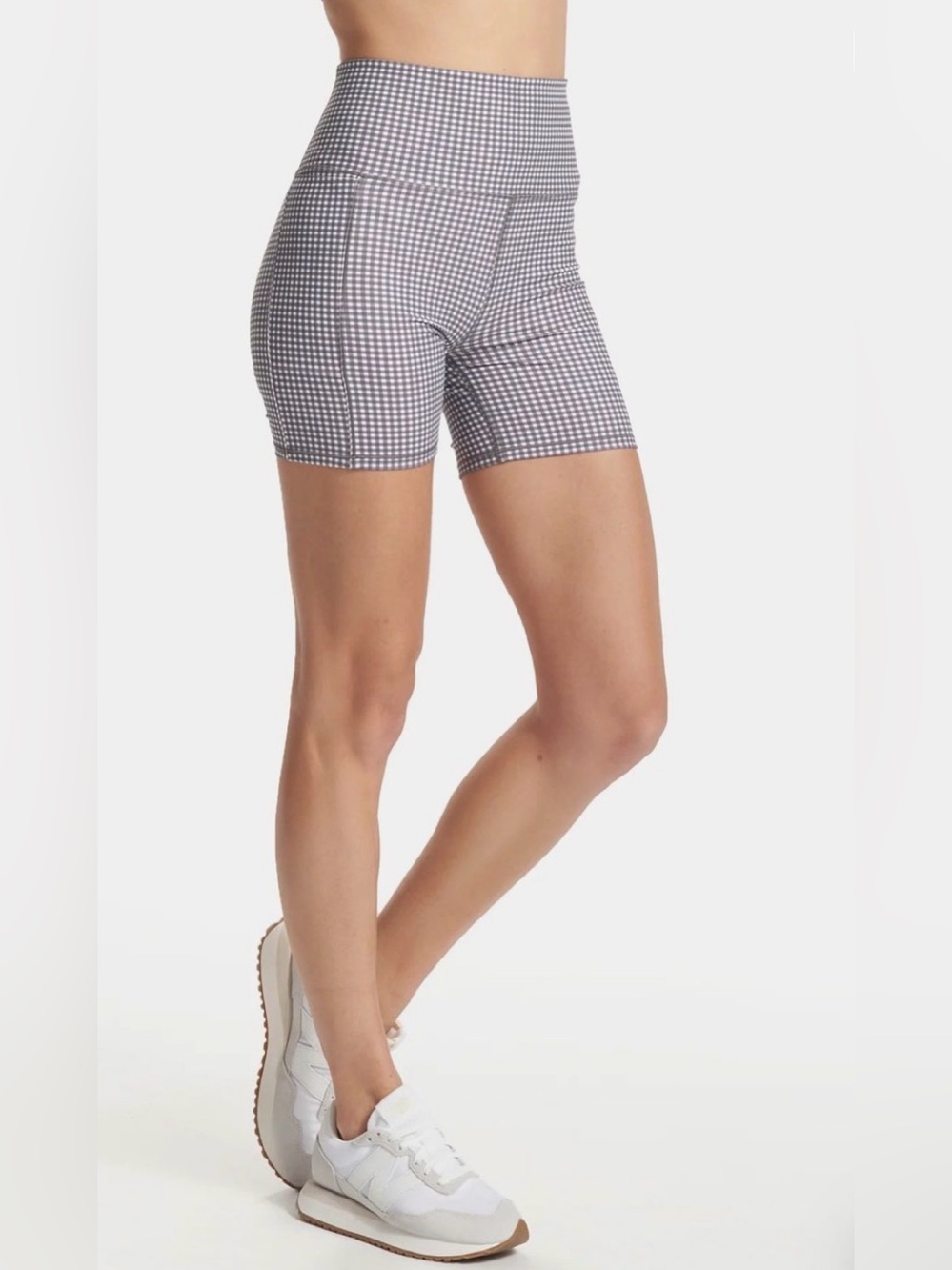 Vuori Studio Women’s Small Gray White Gingham Studio Pocket Biker Shorts M Gym